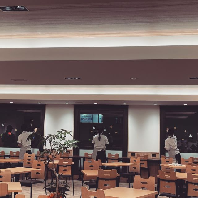 １２月になりましたね。店内をクリスマスにするべく、日々スタッフたちが装飾をしてくれています。
少しづつかわいくなっていく店内をお楽しみくださいね。