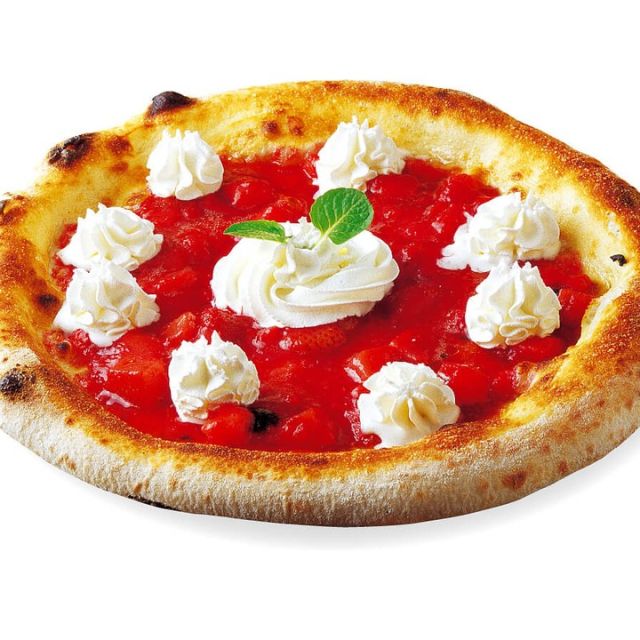 ナポリの窯/長野店推し！いちごのドルチェピッツァ。いちごの果肉のソースと生クリームのシンプルさが、クセになる。
老若男女問わずの人気っ♪

イートインだけ特別サービスでパーソナルサイズかつお得な価格で提供中★